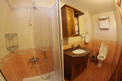 Triple-Room-Bathroom-1